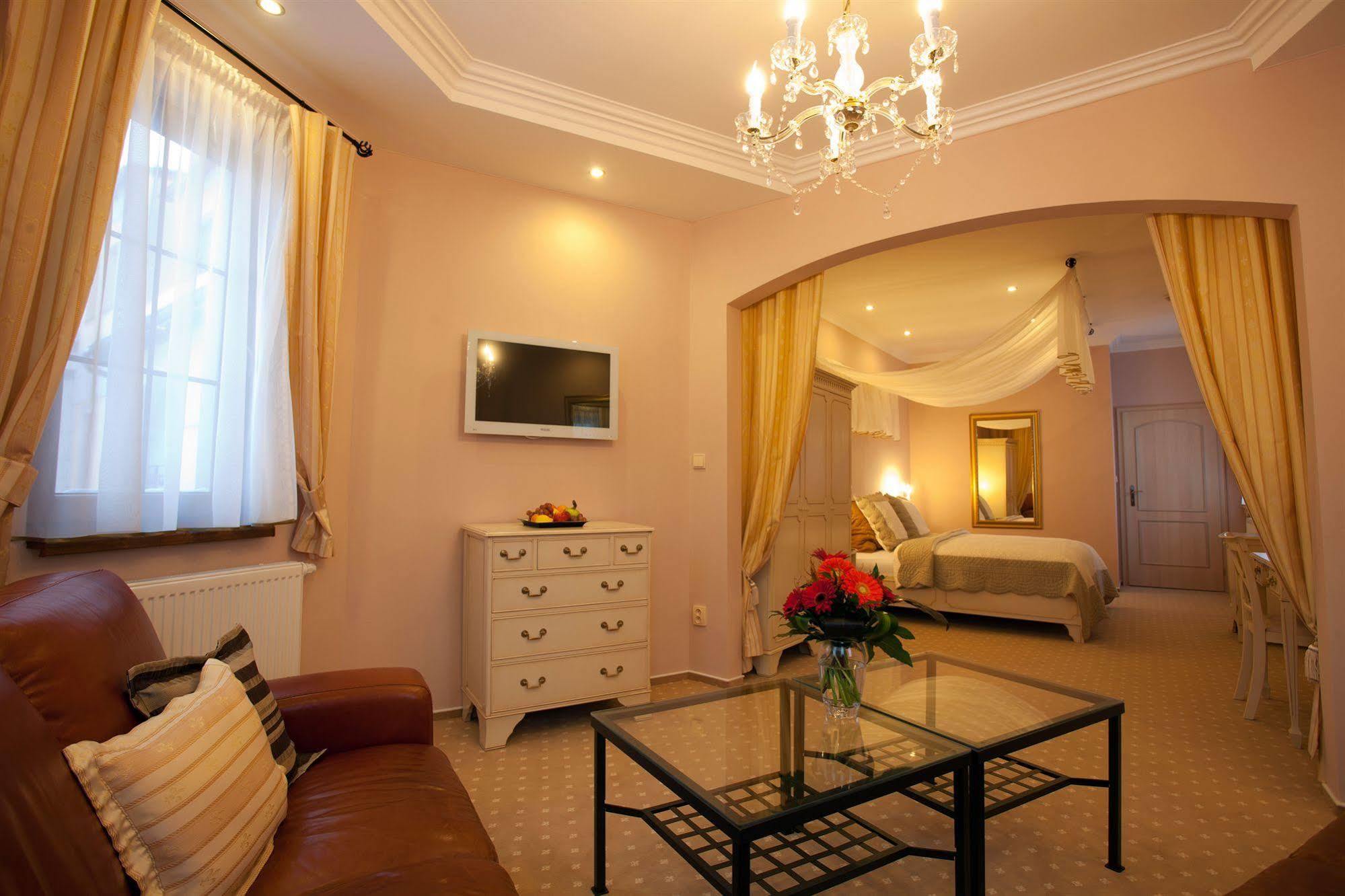 Wellness Hotel Zlata Lipa เดชชิน ภายนอก รูปภาพ