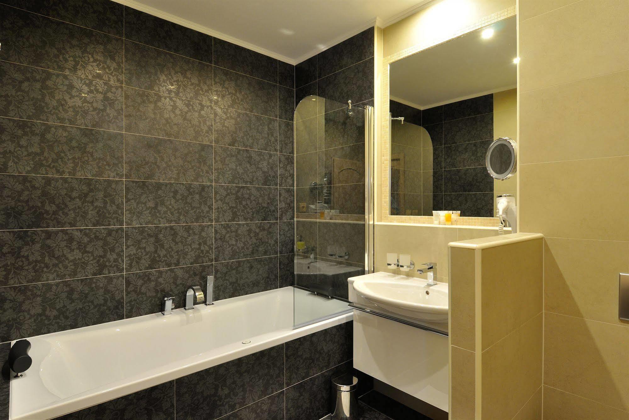 Wellness Hotel Zlata Lipa เดชชิน ภายนอก รูปภาพ