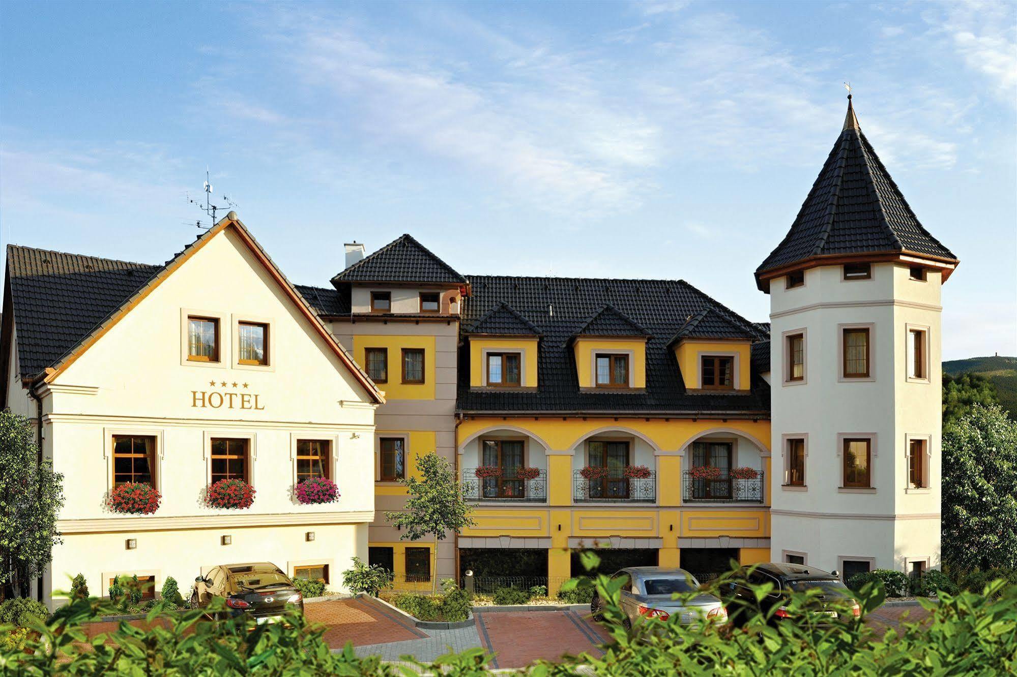 Wellness Hotel Zlata Lipa เดชชิน ภายนอก รูปภาพ